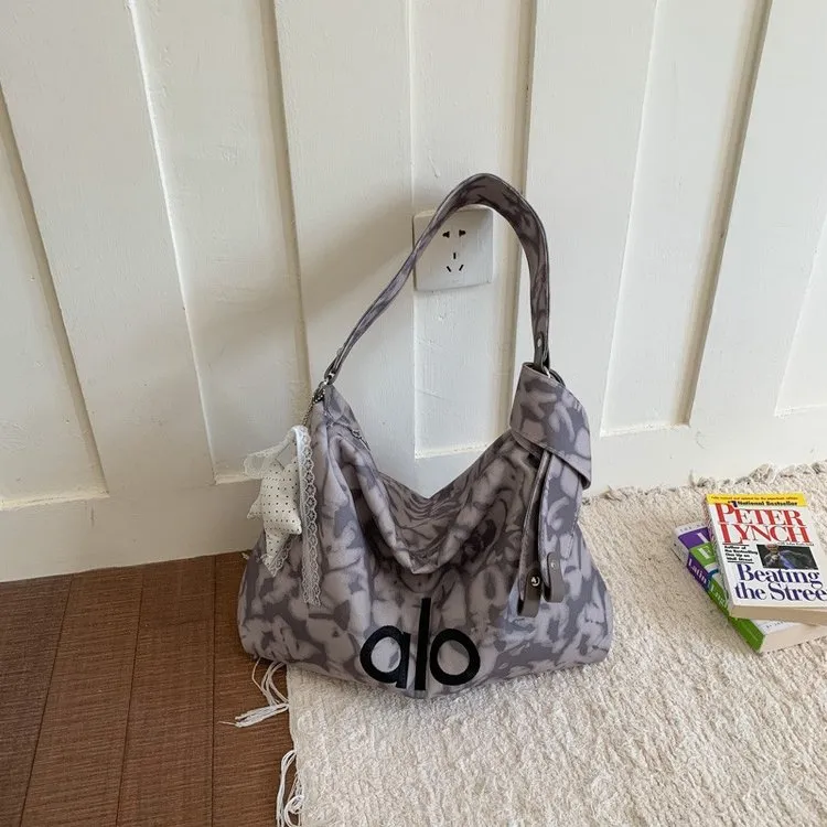 Tas Selempang Wanita Bahan PU Sintetis Tekstur Halus Grosir
